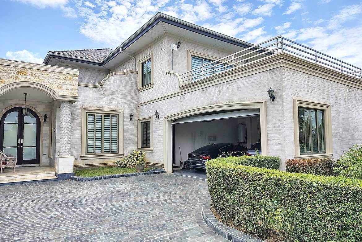 Cornerstone- Elegant modern house with driveway and garage at Millennium Lakes.