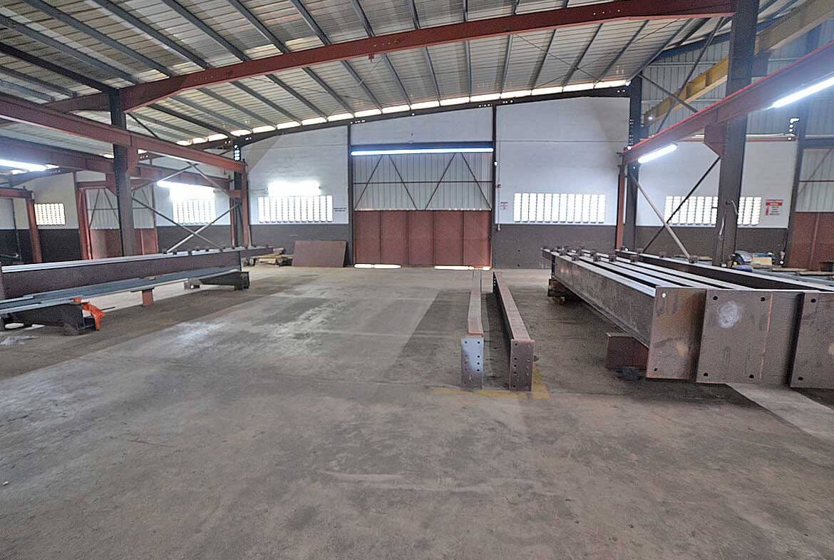 Cornerstone- Spacious industrial warehouse with steel beams and concrete floor at e TecK Building.