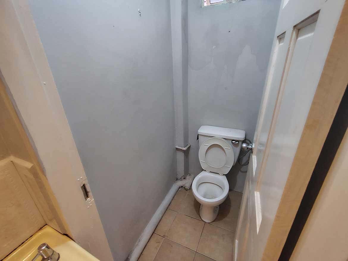 Small Bathroom in EMR Tacarigua Apt 4 Cornerstone- Compact bathroom with toilet in EMR Tacarigua Apt 4.