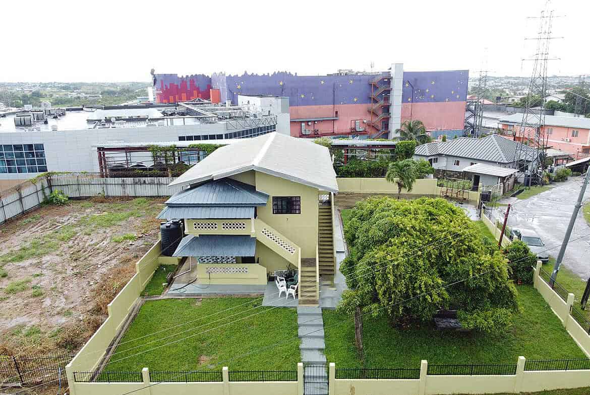 Cornerstone- Contemporary house with lush garden and fenced yard in Corinth.