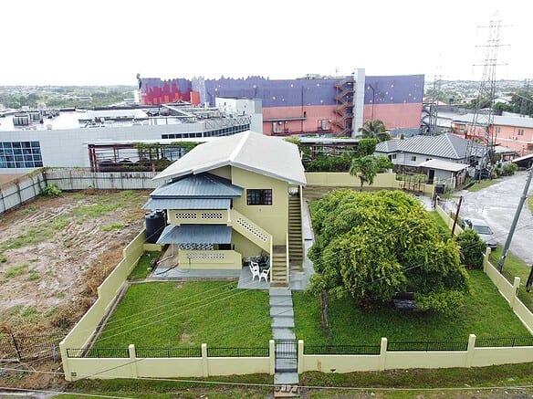 Cornerstone- Contemporary house with lush garden and fenced yard in Corinth.