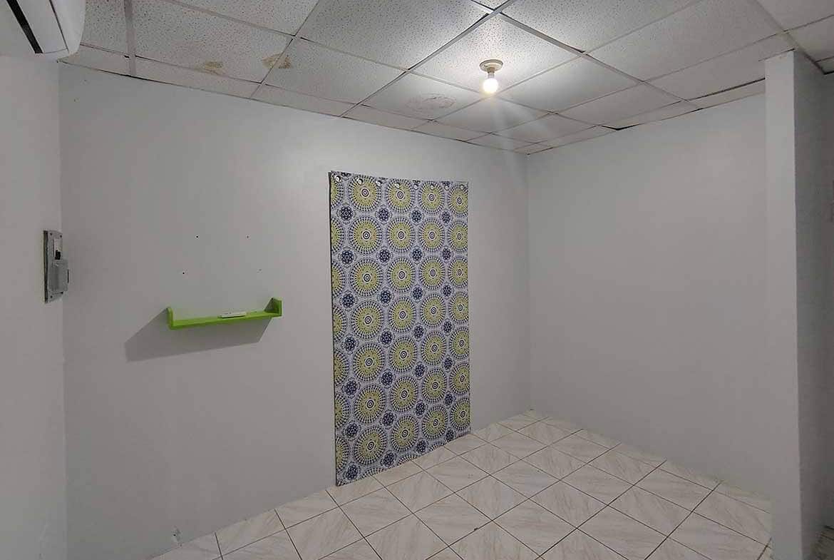 Cornerstone- Empty room at Cashew Gardens in Edinburgh with patterned wall panel.