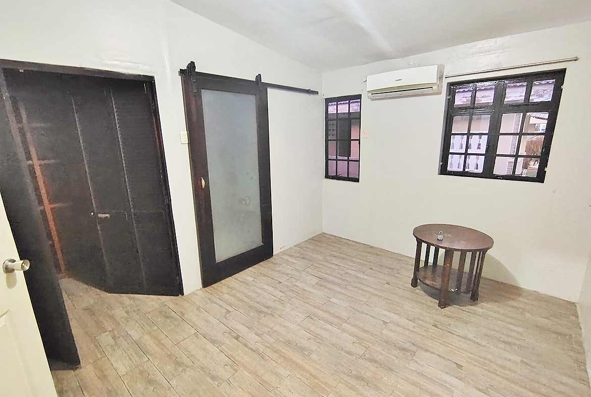 3-Bedroom Home, Dinsley Gdns
